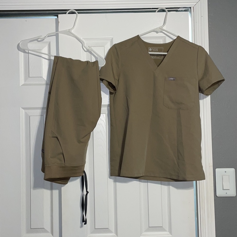 Figs Jogger scrub set XS in color “latte” NWOT